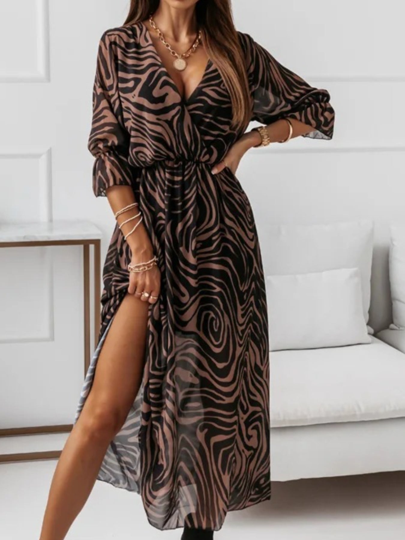 A Printed Dress with a V-Neck, Featuring a Slim Fit And a Side Slit That Brings a Lively Touch. The Elegant V-Neck Enhances Sophistication, While The Slim Design Accentuates The Silhouette. The Printed Elements Add Charm
