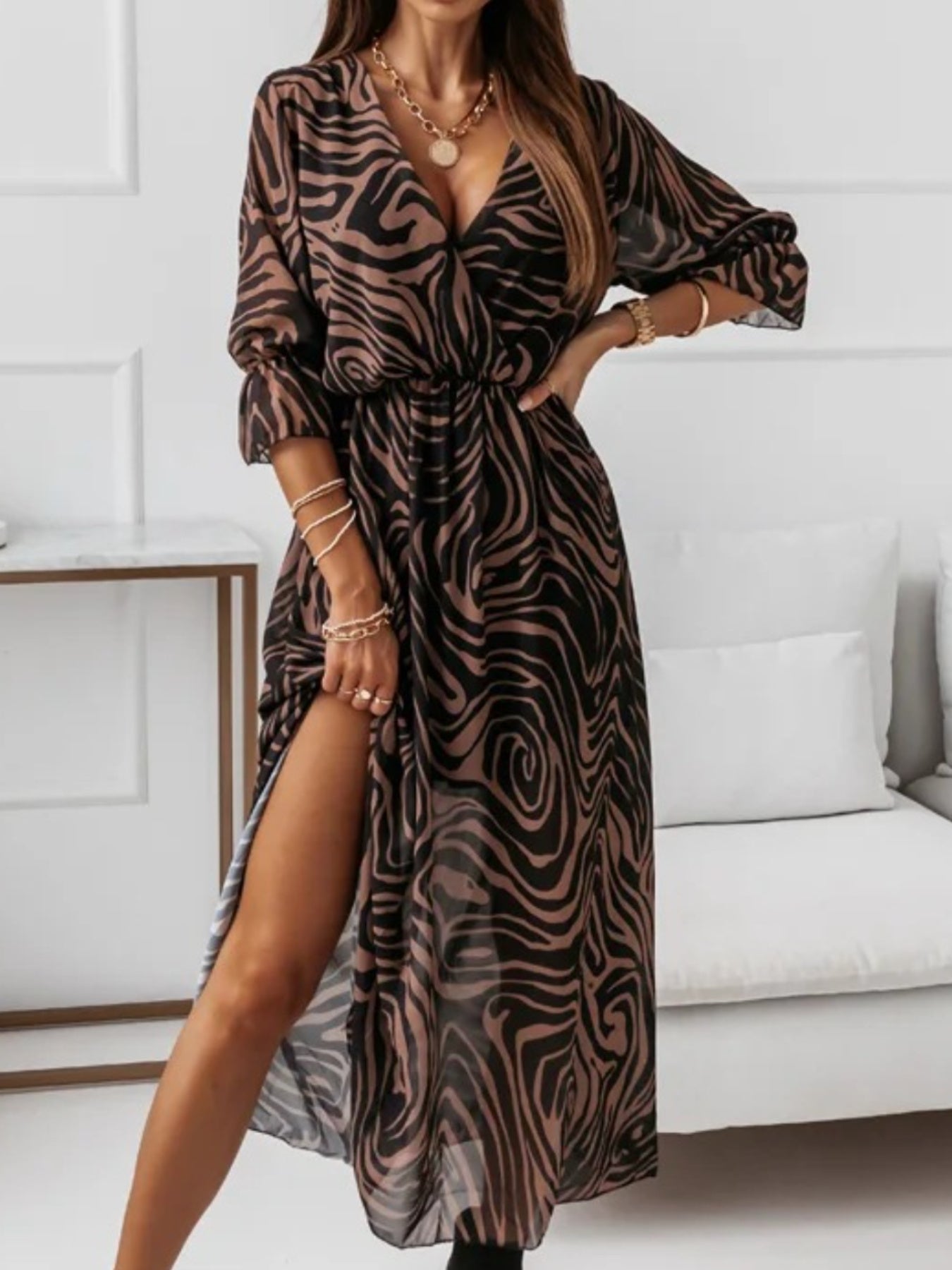 A Printed Dress with a V-Neck, Featuring a Slim Fit And a Side Slit That Brings a Lively Touch. The Elegant V-Neck Enhances Sophistication, While The Slim Design Accentuates The Silhouette. The Printed Elements Add Charm