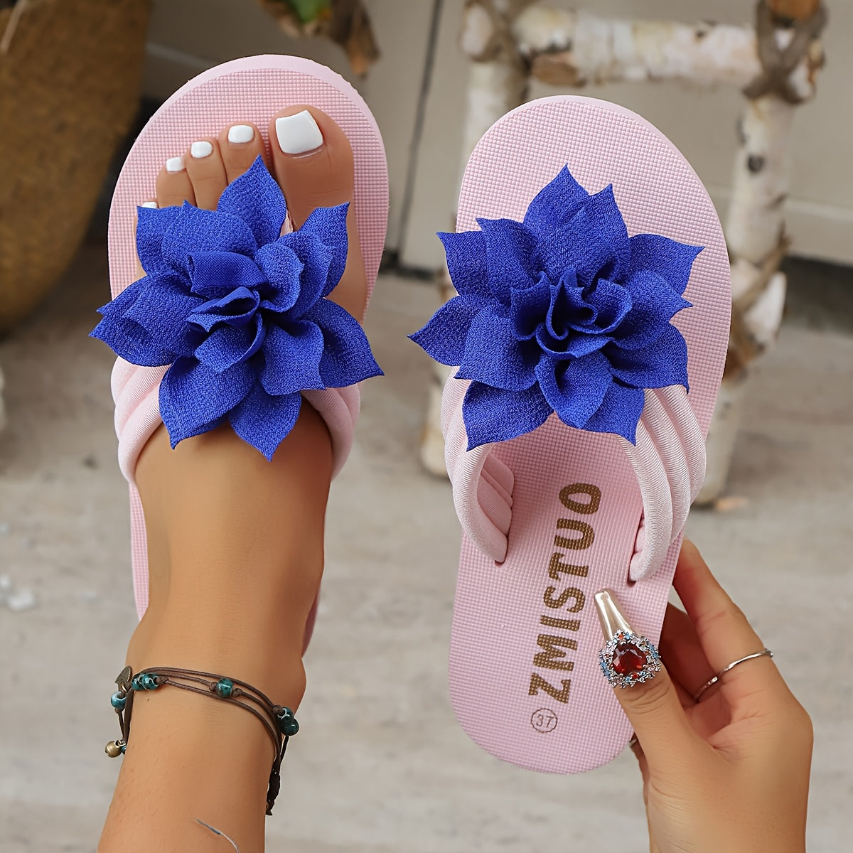 Women'S Plus-Size Floral Slip-Ons - Breathable Fabric with a Pink Flower Design, Comfortable Flat Soles Suitable for Indoor And Outdoor Walking, Home, And Casual Wear.