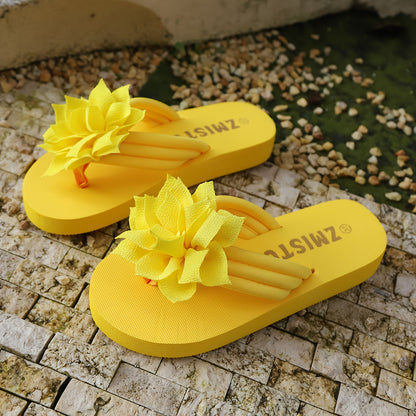 Women'S Plus-Size Floral Slip-Ons - Breathable Fabric with a Pink Flower Design, Comfortable Flat Soles Suitable for Indoor And Outdoor Walking, Home, And Casual Wear.