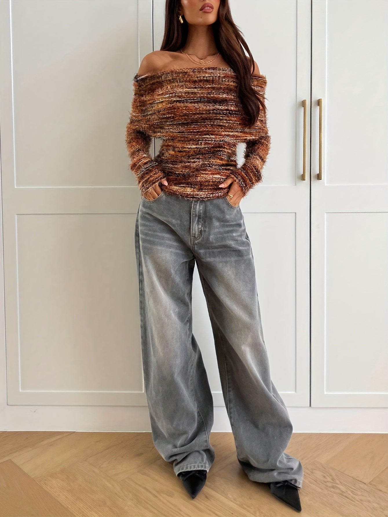 Elegant Long-Sleeve T-Shirt for Women with Off-Shoulder Design And Pleated Details, Perfect for Autumn And Winter Outings.