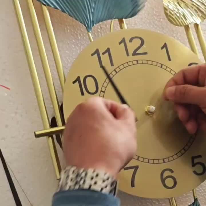 Elegant Ginkgo Leaf Metal Silent Clock 8 Leaves, Retro Modern Design, Battery Powered (Not Included) Suitable for Study Room, Bedroom, Living Room Decoration | Silent Home Clock (Decorative Wall Clock | Iron Structure Wall Cl