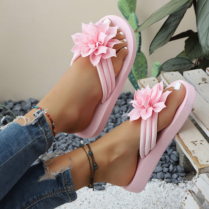 Women'S Plus-Size Floral Slip-Ons - Breathable Fabric with a Pink Flower Design, Comfortable Flat Soles Suitable for Indoor And Outdoor Walking, Home, And Casual Wear.
