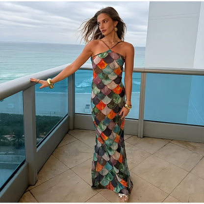 A Bodycon Dress with a Halter Neck Design Inspired by Y2K, Featuring a Glamorous Scale Print, Perfect for Summer Parties, Streetwear, And Beach Outings (Can Be Paired with Heels Or Straw Bags)