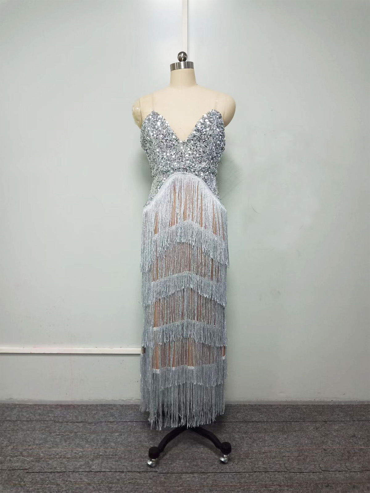 Elegant Sequined Halter Top Tassel Dress | Sleeveless, Flared Hem, Fit and Flare Silhouette, Perfect for Parties and Banquets, Regular Fit